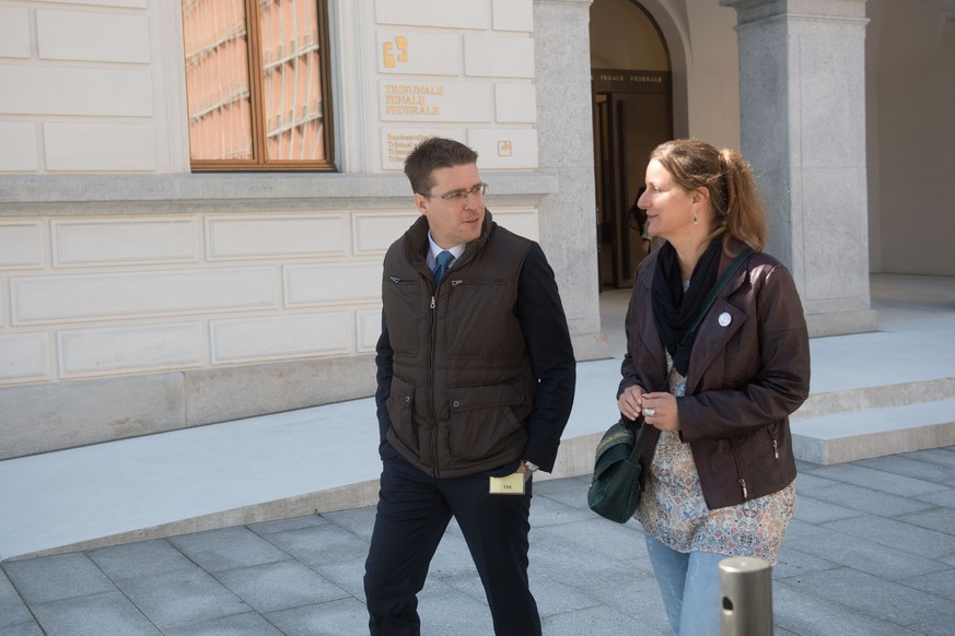 Die Angeklagte Lisa Bosia Mirra, rechts, und ihr Verteidiger Pascal Delprete, links, vor dem Bundesstrafgericht in Bellinzona anlasesslich des Prozessbeggins gegen die Tessiner SP-Grossraetin Mirra we ...