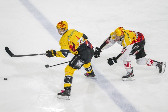 PostFinance Top Scorer Julius Naettinen (HCA), links, gegen PostFinance Top Scorer Daniel Carr (HCL), rechts, im Qualifikationsspiel der Eishockey National League zwischen dem HC Ajoie und dem HC Luga ...