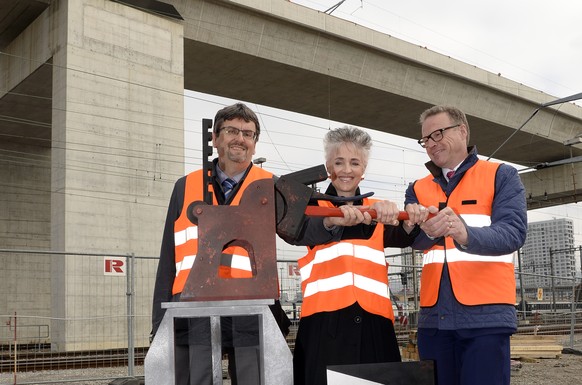 Peter Füglistaler, Direktor des Bundesamtes für Verkehr (links), Regierungsrätin Carmen Walker-Späh (Mitte) und Andreas Meyer, CEO der SBB (rechts) beim symbolischen Eröffnungsakt der Durchmesserlinie ...