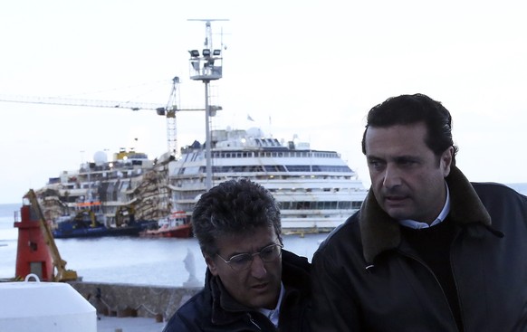 Costa Concordia-Kapitän Francesco Schettino vor seinem kaputten Schiff.