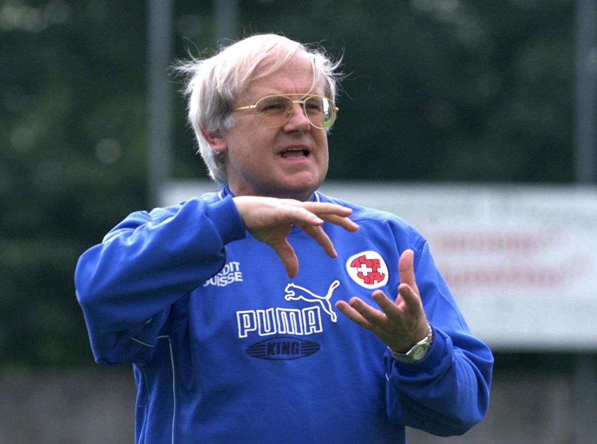 L'entraineur Gilbert Gress, lors du premier entrainement de l'Equipe en vue du match contre l'Italie du 9 juin prochain, ce 4 juin 1999 a Montreux VD. (KEYSTONE/Fabrice Coffrini)