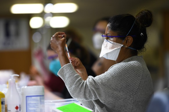 epa09522717 A healthcare worker prepares Covid-19 vaccinations at the vaccination centre at Sandown Racecourse in Melbourne, Australia, 14 October 2021. EPA/JAMES ROSS AUSTRALIA AND NEW ZEALAND OUT