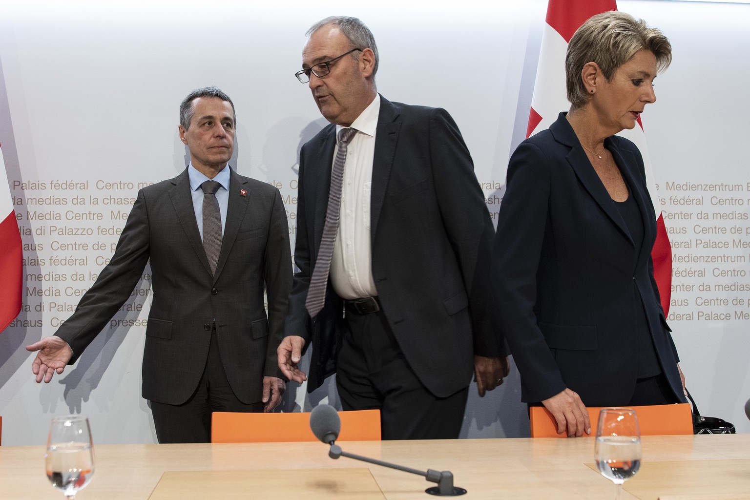 Die Bundesraete Ignazio Cassis, Guy Parmelin und Karin Keller-Sutter, von links, sprechen an einer Medienkonferenz ueber das Institutionelle Abkommen Schweiz-Europaeische Union und zur Begrenzungsinit ...