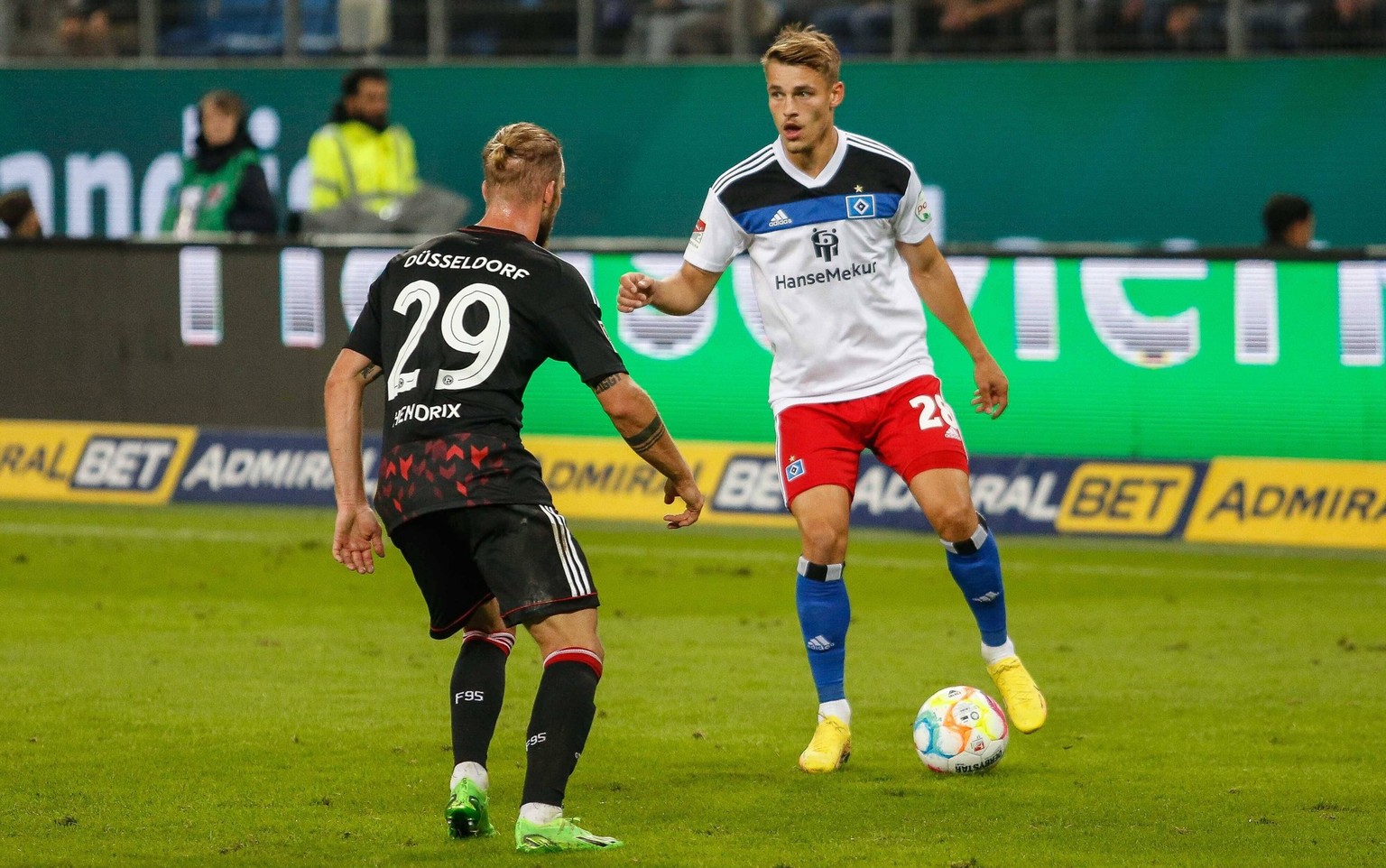 Miro Muheim HSV 29 Jorrit Hendrix Duesseldorf Deutschland , Hamburg , Volksparkstadion , Fussball , 2. Fussball Bundesliga , Hamburger SV - Fortuna D