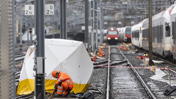 KEYPIX - Un ouvrier travaille a reparer des cables ce lundi 16 fevrier 2026 a la gare de Lausanne. Suite a l'incendie d'une quarantaine de cables, le trafic ferroviaire est interrompu entre  ...
