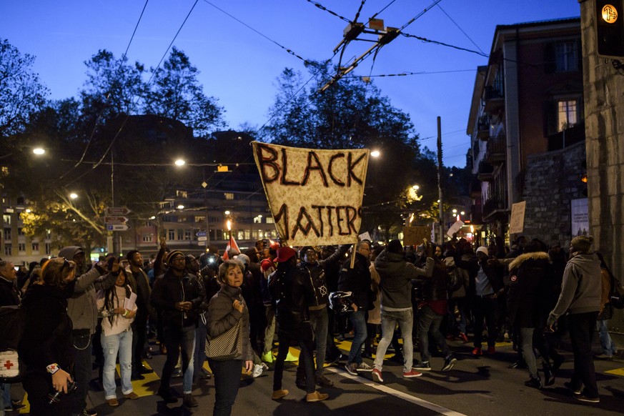 Des personnes manifestent en memoire de la mort du jeune gambien Lamine ce mercredi 1 novembre 2017 a Lausanne. Le jeune Lamine, requerant gambien de 23 ans, a ete retrouve mort dans une cellule du Ce ...