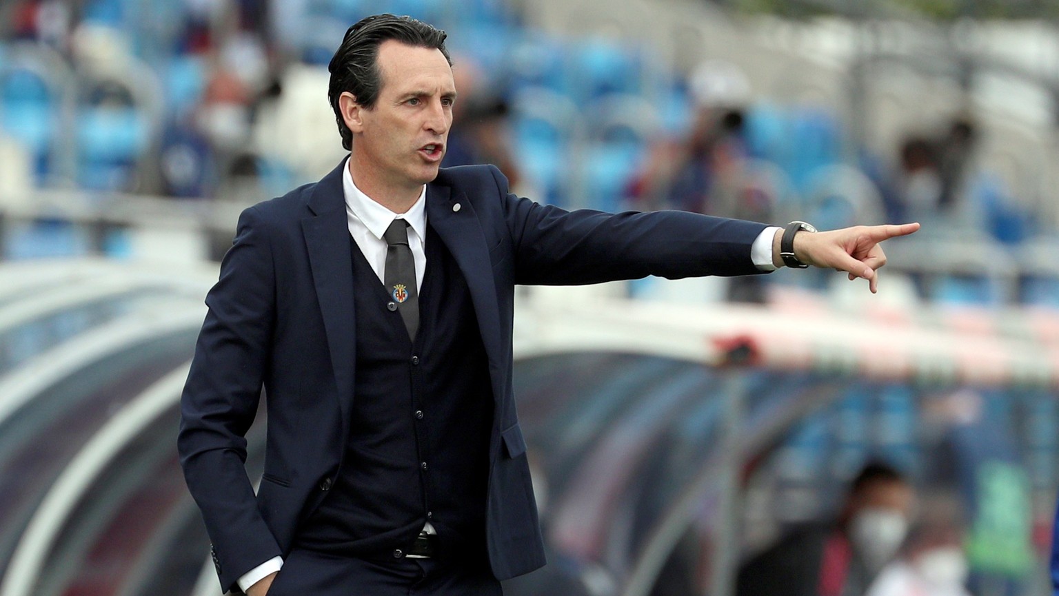 epa09220758 Villarreal&#039;s head coach Unai Emery gives instructions to his players during the Spanish LaLiga soccer match between Real Madrid and Villarreal CF in Madrid, Spain, 22 May 2021. EPA/RO ...