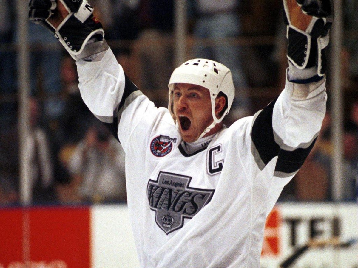 Bildnummer: 03383278 Datum: 15.06.1999 Copyright: imago/UPI Photo
Wayne Gretzky (New York Rangers) jubelt noch einmal im Trikot der Los Angeles Kings - PUBLICATIONxINxGERxSUIxAUTxHUNxONLY (LAP9906150 ...