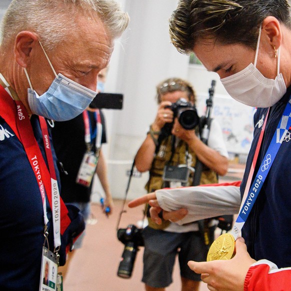 210807 Gjert and Jakob Ingebrigtsen of Norway celebrate with the gold medal after mens 1500 meter final during day 15 of the Tokyo 2020 Olympic Games, Olympische Spiele, Olympia, OS on August 7, 2021  ...