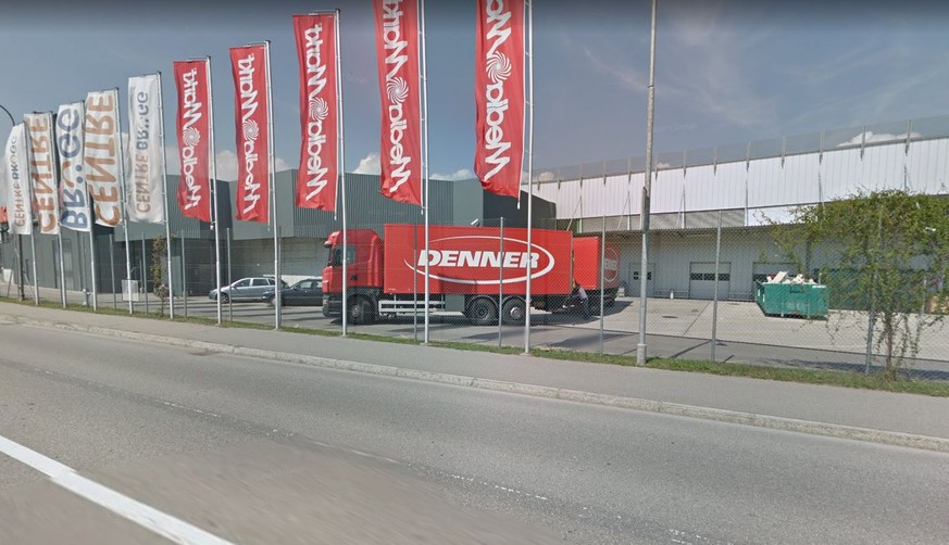 Der Unfallort bei einem Einkaufszentrum in Brügg BE.