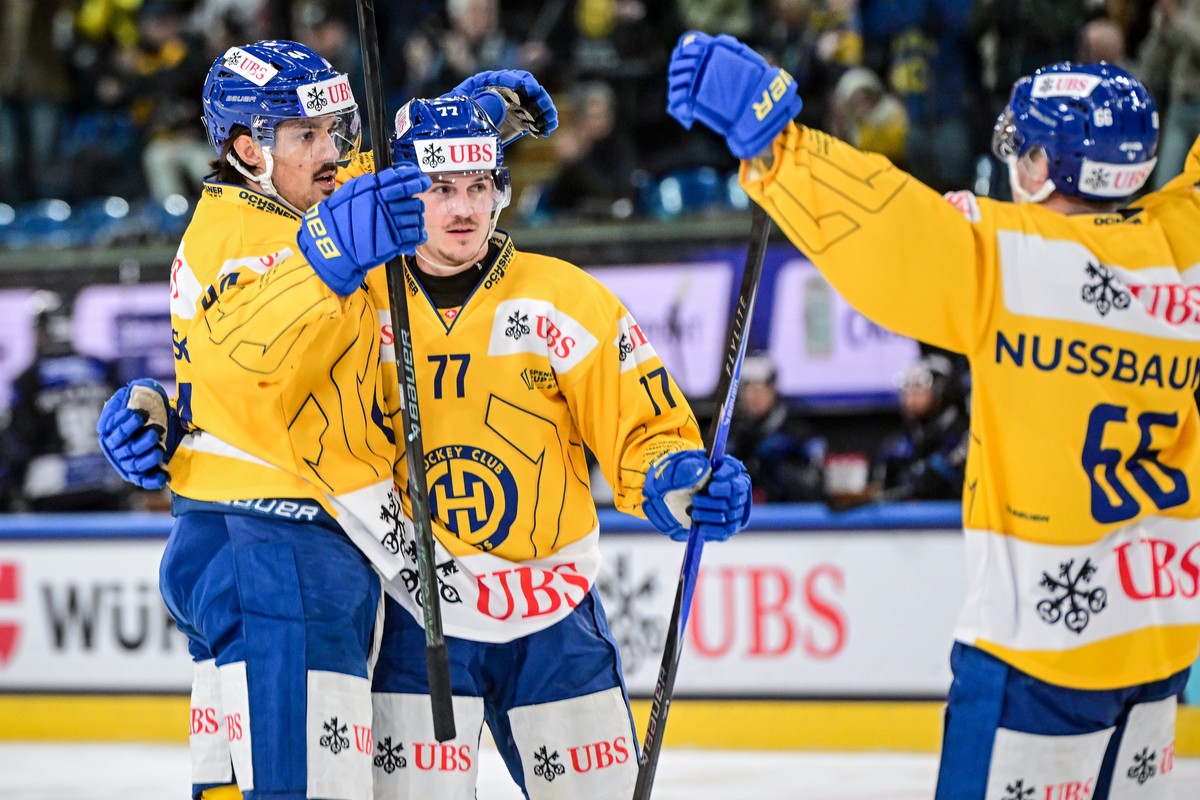 epa12618415 (L-R) Davos' Matej Stransky, Nico Gross and Valentin Nussbaumer celebrate after scoring during the semifinals game between HC Fribourg-Gotteron and HC Davos of Switzerland at the 97th ...
