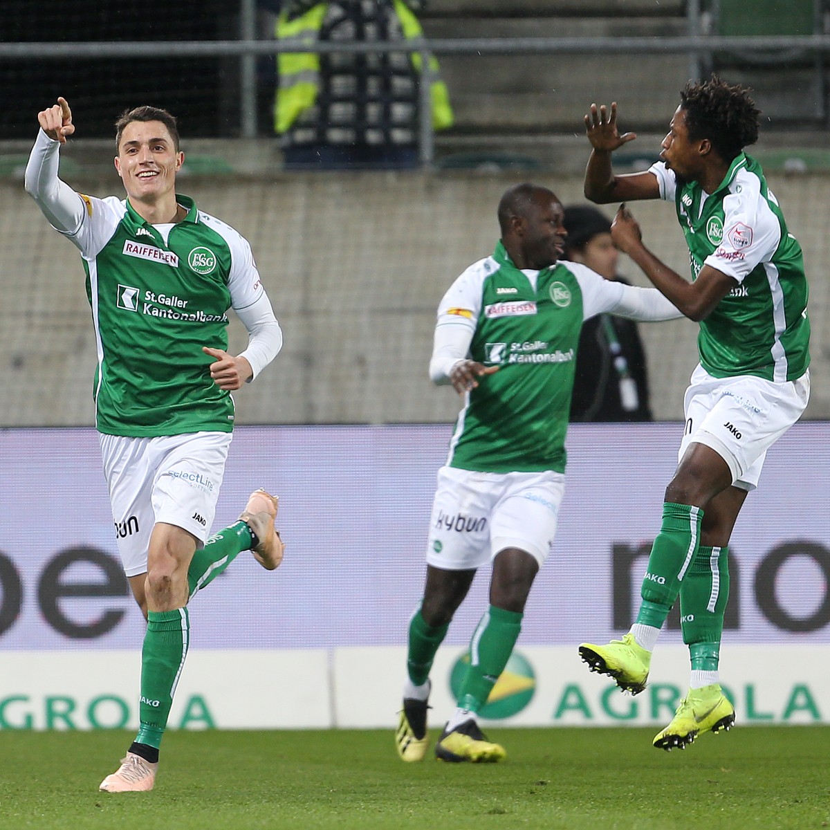 St. Gallens Vincent Sierro, links, freut sich nach seinem 1:1 Ausgleichstreffer und mit ihm Majeed Ashimeru, rechts, und Kekuta Manneh, Mitte, aufgenommen am Samstag, 9. Dezember 2018, beim Fussball S ...