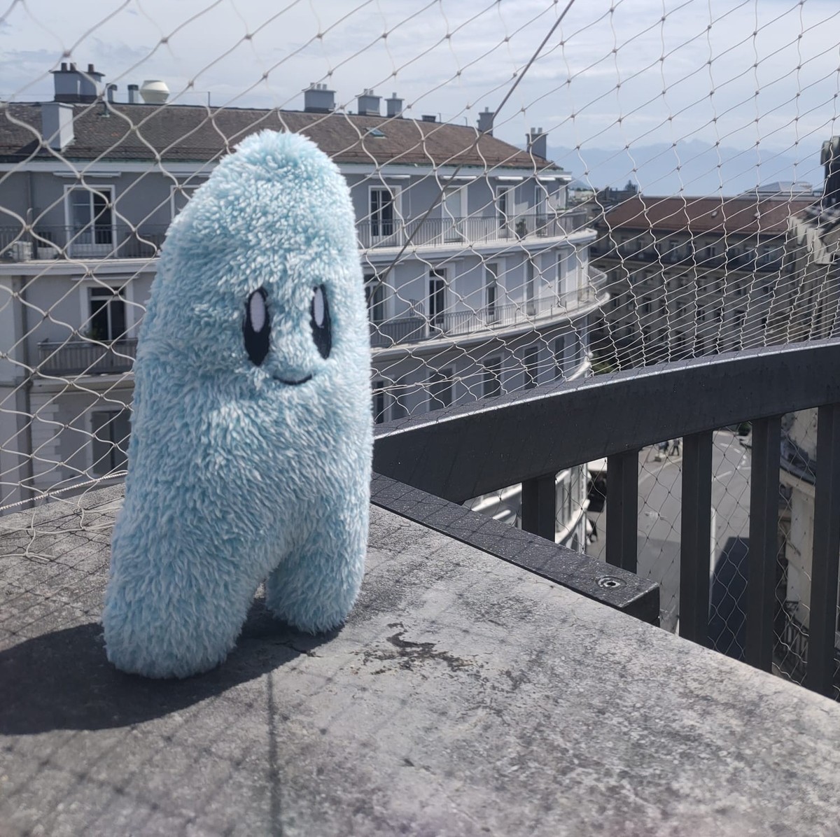 ... Prend des bains de soleil sur la terrasse...
