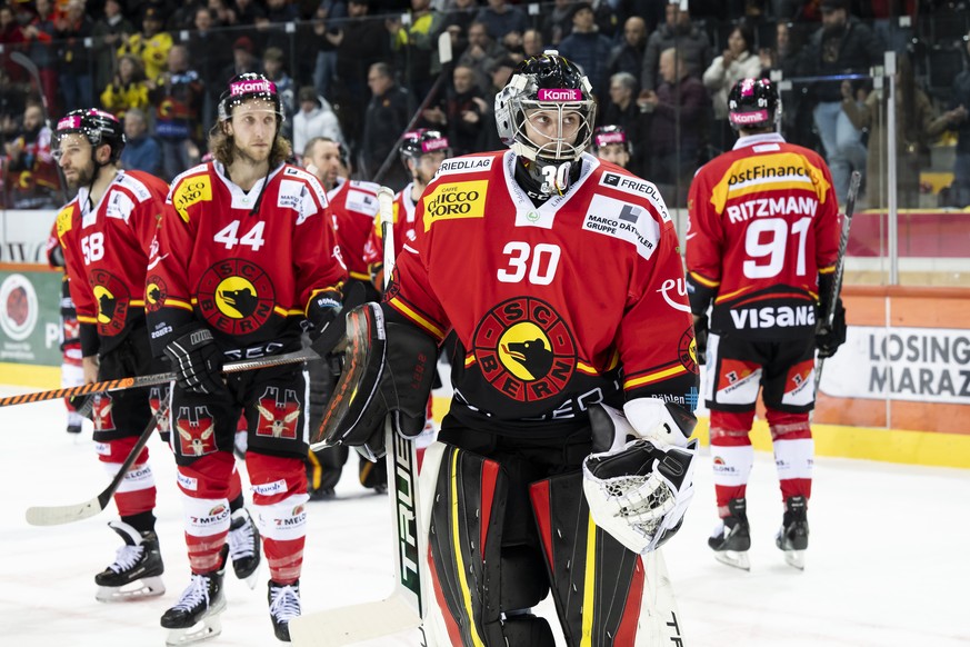 Berns Torhueter Philip Wuethrich und seinem Teamkollegen reagieren nach der Niederlage zum 3-4, im sechsten Eishockey Playoff Viertelfinalspiel der National League zwischen dem SC Bern und den EHC Bie ...