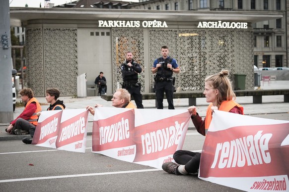 Klimaaktivisten kleben sich in Zürich auf die Strasse