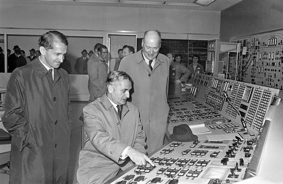 Drücke hier für Atomstrom: Bundesrat Ernst Brugger (sitzend) lässt sich in die Geheimnisse des AKW Beznau I einführen (11. Mai 1970).