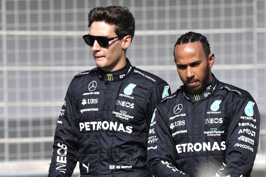 RUSSELL George mit HAMILTON Lewis F1 Team Mercedes FIA F1 Saison 2023 F1 Testfahrten 2023 in Bahrain am 23.02.2023 in Bahrain *** RUSSELL George with HAMILTON Lewis F1 Team Mercedes FIA F1 season 2023 ...