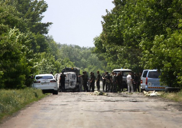 Am Ort des Mörserangriffs patrouillieren ukrainische Soldaten.