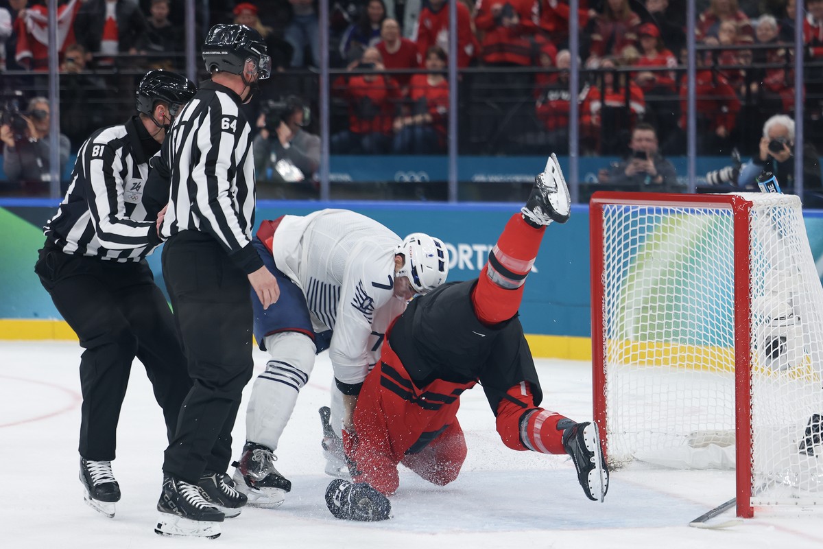 epa12744347 Tom Wilson (R) of Canada clashes with Pierre Crinon (2-R) of France during the Men's Preliminary Round match Canada against France of the Ice Hockey competitions, at the Milano Cortin ...