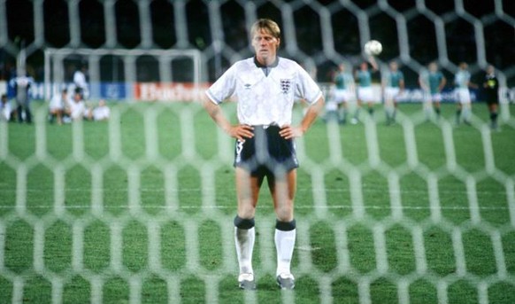 <strong>WM 1990: Halbfinal gegen Deutschland 1:1 n.V., 3:4 n.P.</strong>
Der Inbegriff des englischen Penalty-Traumas! Der WM-Final ist so nah, doch erst scheitert Stuart Pearce im Elfmeter-Krimi an Bodo Illgner, dann hämmert Chris Waddle den Ball weit übers Tor. Natürlich treffen alle Deutschen und