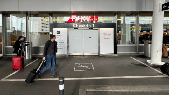 Wie nützlich ist diese Nichtraucherzone am Flughafen Zürich, wenn gleich daneben das Verbot endet und ein Aschenbecher zum Rauchen einlädt?
