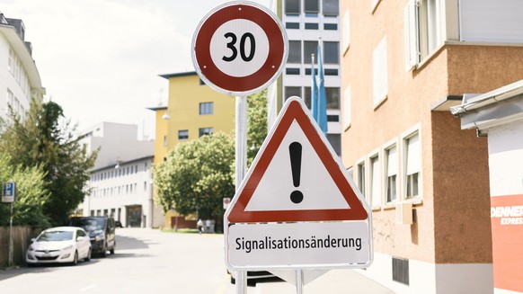 Ein Warnschild mit der Aufschrift &quot;Signalisationsaenderung&quot; weist an der Grubenstrasse in Zuerich auf die neu geltende Tempo 30 Zone hin, aufgenommen am Donnerstag, 3. August 2017 in Zuerich ...