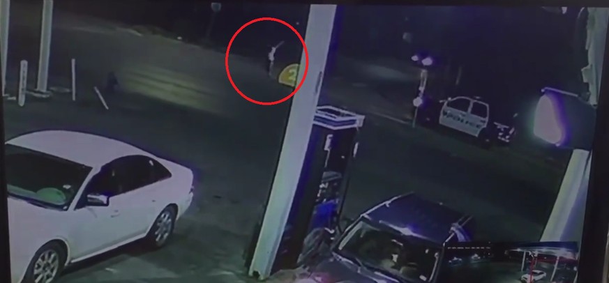 Trotz erhobenen Händen erschossen: Überwachungskamera soll die letzten Sekunden vor Alva Braziels Tod zeigen.
