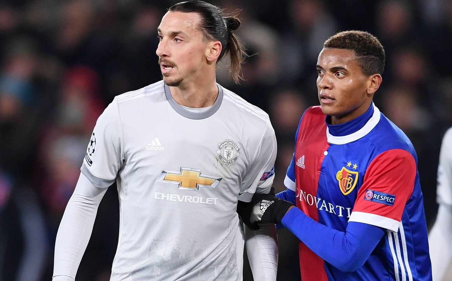 FUSSBALL CHAMPIONS LEAGUE SAISON 2017/2018 GRUPPENPHASE FC Basel - Manchester United ManU FC 22.11.2017 Zlatan Ibrahimovic (li, Manchester United FC) gegen Manuel Akanji (re, FC Basel) Basel *** FOOTB ...