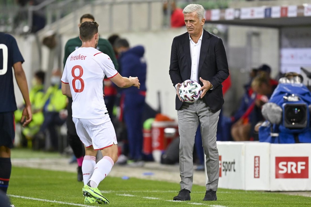 Switzerland's head coach Vladimir Petkovic, right, gives the ball to Switzerland's Remo Freuler, left, during a friendly soccer match between Switzerland and the USA, at the kybunpark stadiu ...