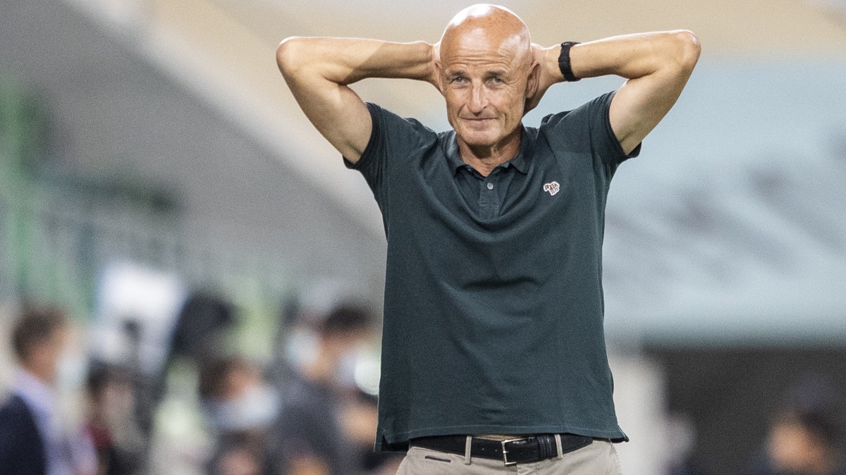 St. Gallens Trainer Peter Zeidler reagiert im Fussball Meisterschaftsspiel der Super League zwischen dem FC St. Gallen und dem FC Basel, am Mittwoch, 22. Juli 2020, im Kybunpark in St. Gallen. (KEYSTO ...