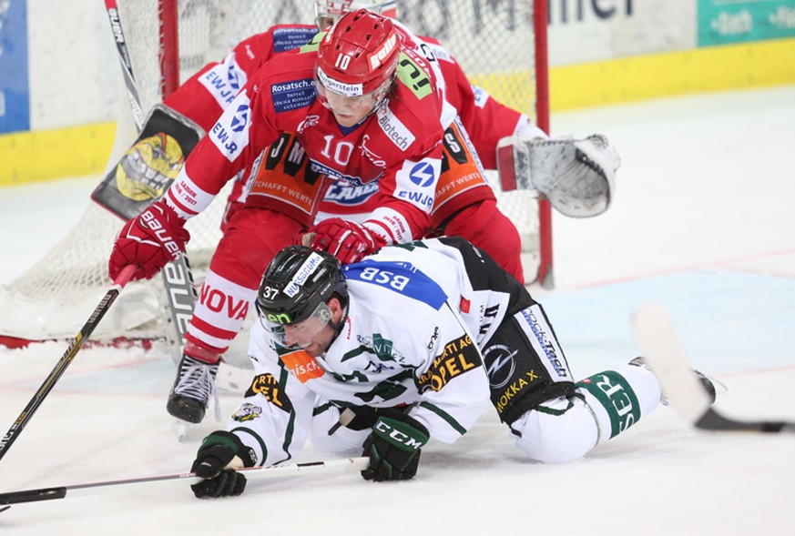 Stuermer Remo Hirt #37 (Olten) Stuermer Dion Knelsen #19 (Lakers)mit ,beim Eishockey Playoff 1/4 Final Spiel der NLB zwischen den SC Rapperswil-Jona Lakers und dem EHC Olten, am Freitag, 21. Februar 2 ...