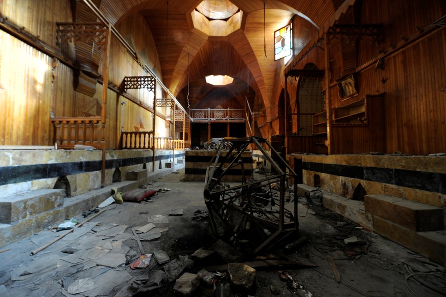 A damaged chandelier lies on the ground at Hamam El Nahasin, in the Old City of Aleppo, Syria December 17, 2016. REUTERS/Omar Sanadiki SEARCH &quot;ALEPPO HERITAGE&quot; FOR THIS STORY. SEARCH &quot;W ...