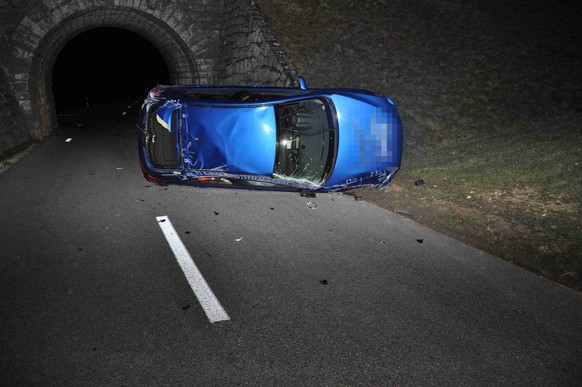 HANDOUT - Der Unglueckswagen des alkoholisierten Autofahrers in Selzach Solothurn am fruehen Samstagmorgen, 19. Maerz 2016. Nachdem der Fahrer die Kontrolle ueber sein Fahrzeug verloren hatte, schlitt ...