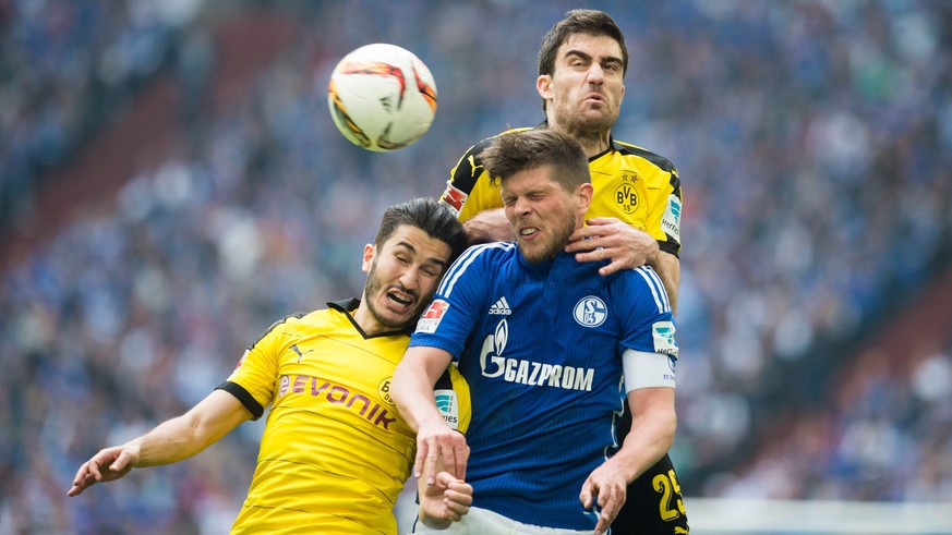 Sahin (links) und Sokratis im Luftduell mit Schalkes Huntelaar.