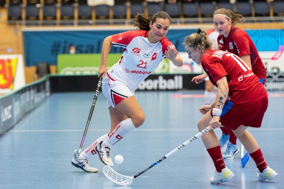 Corin Ruettimann (links, Schweiz) versucht an Marie Havlickova (rechts, Tschechien) vorbeizukommen, waehrend dem ersten Spiel der Gruppenphase Schweiz gegen Tschechien an der Unihockey Weltmeisterschaft der Frauen 2021, 27. November 2021, IFU Arena, Uppsala, Schweden. (KEYSTONE/Claudio Schwarz)