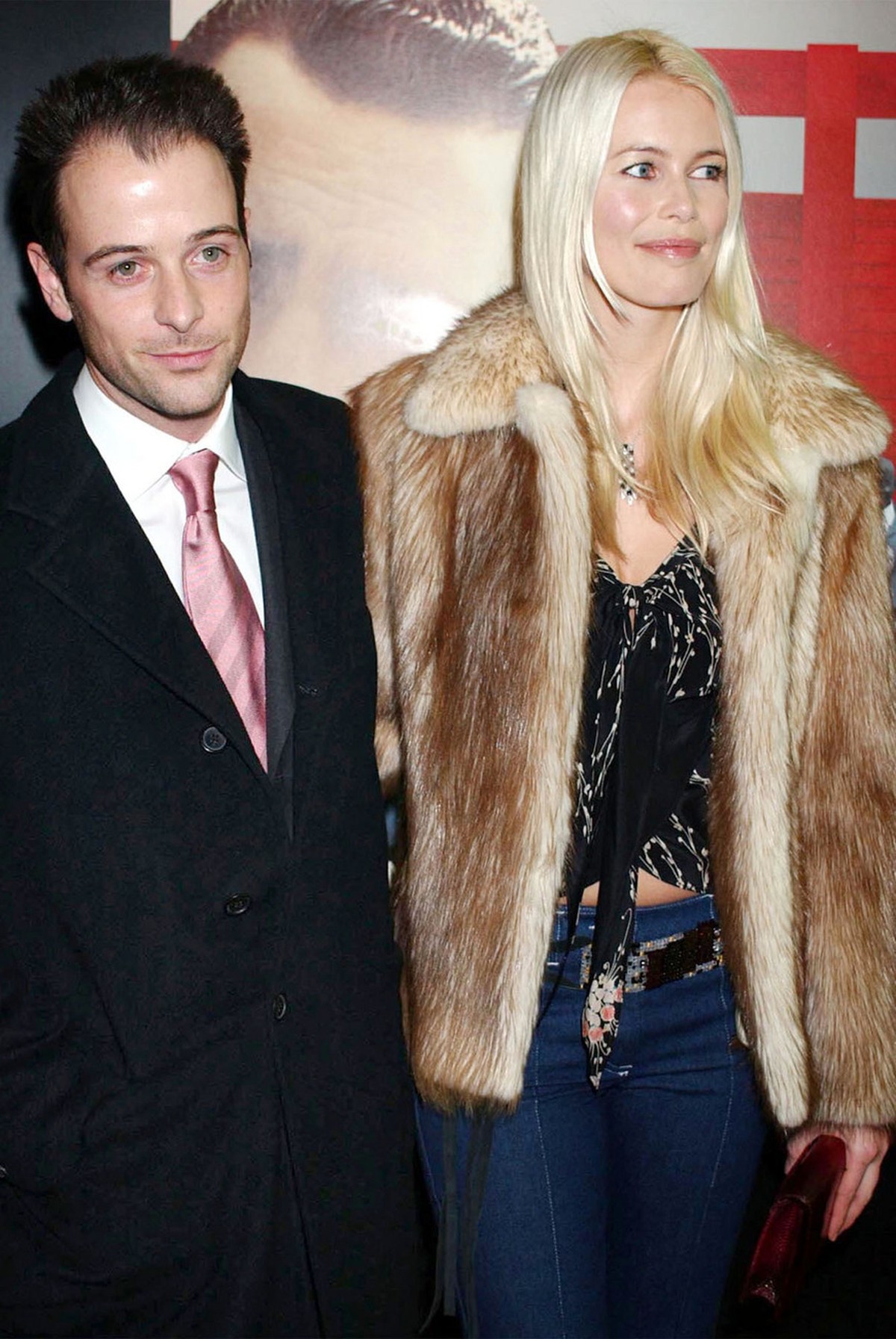 ** ARCHIV ** Ein Archivbild vom 18. Dezember 2001 zeigt die Verlobten Matthew Vaughn, links, und Claudia Schiffer bei der Ankunft zur Filmpremiere von 'Mean Machine' in London. Nach zwei ges ...