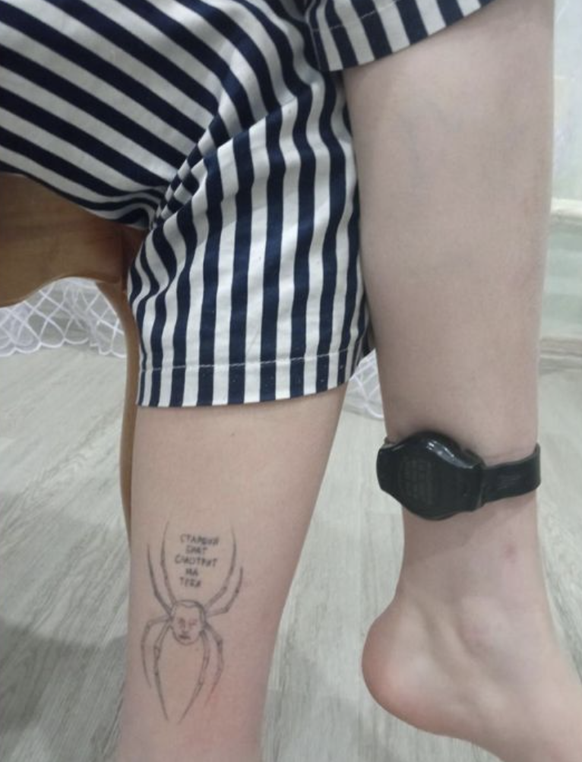 Olesya Krivtsova hat sich ein Anti-Putin-Tattoo stechen lassen.