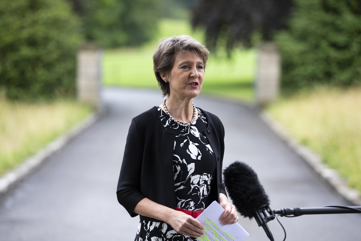 Bundespraesidentin Simonetta Sommaruga gibt ein Interview waehrend der Bundesratsreise bei der Abegg Stiftung in Riggisberg, am Freitag, 3. Juli 2020. (KEYSTONE/Peter Klaunzer)