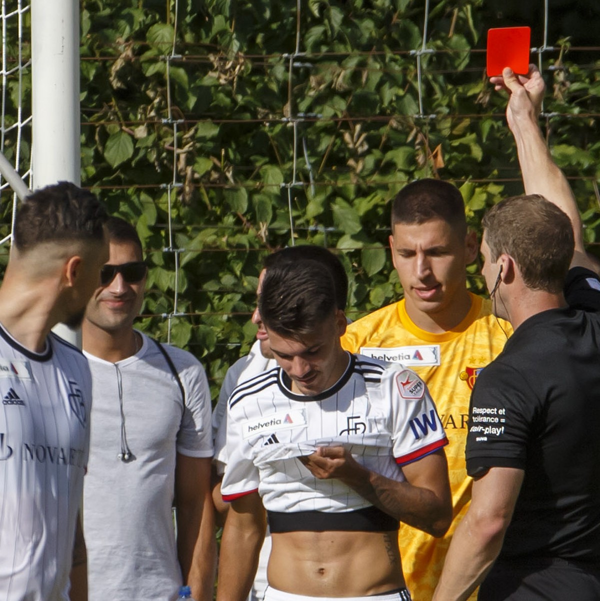 Referee shows the red card to Basel's defender Raoul Petretta, center, during the Swiss Cup first Round between Pully Football and FC Basel, at the Centre sportif de Rochettaz, in Pully, Switzerl ...