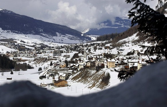 Die Gemeinden Tinizong, Savognin, Riom und Salouf, von vorne nach hinten, im unteren Surses an der Julierstrasse, aufgenommen am Freitag, 10. Maerz 2006. Die neun Gemeinden Bivio, Cunter, Marmorera, M ...