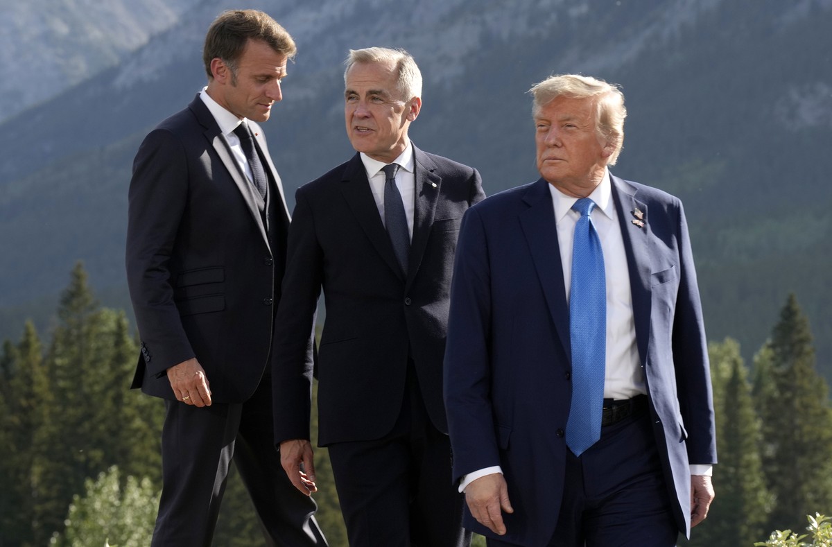 From left, French President Emmanuel Macron, Canadian Prime Minister Mark Carney and President Donald Trump arrive for the family photograph during the G7 Summit in Kananaskis, Alberta, Monday, June 1 ...