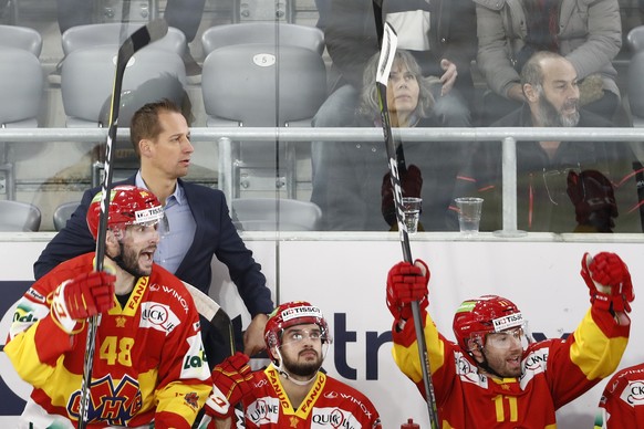 Biels Trainer Antti Toermaenen beim Tor zum 1-0 im Eishockey Meisterschaftsspiel der National League zwischen dem EHC Biel und dem Lausanne HC, am Dienstag, 12. Dezember 2017, in der Tissot Arena in B ...