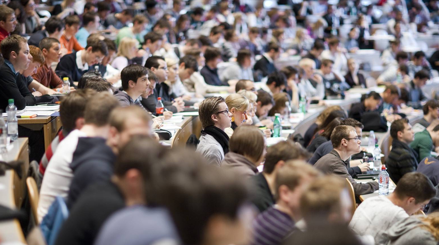 Dicht gedrängt im Hörsaal: Künftig dürfen auch die besten Mittelschüler in Vorlesungen der Universität Zürich sitzen