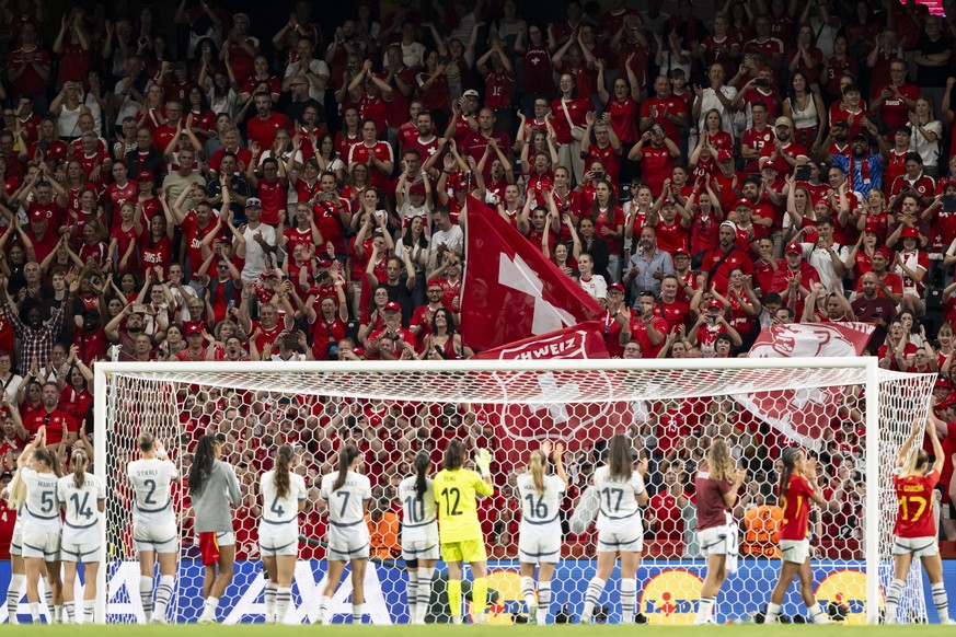 Switzerland&#039;s fans applaud the Switzerland Women&#039;s Team after the defeat after the UEFA Women&#039;s EURO 2025 quarterfinals soccer match between Spain and Switzerland at the Wankdorf stadiu ...