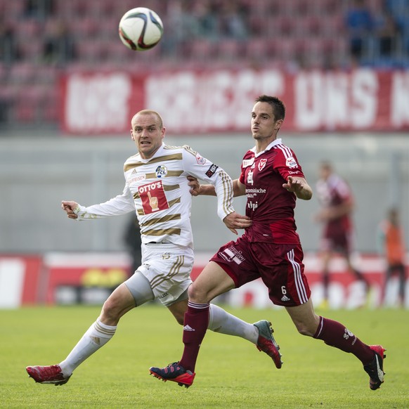 Mario Sara, rechts, von Vaduz, spielt um den Ball gegen Marco Schneuwly, links, von Luzern, im Fussball Super League Spiel zwischen dem FC Vaduz und dem FC Luzern, am Samstag, 16. Mai 2015, im Rheinpa ...