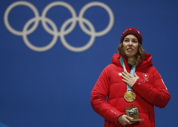 Gold medalist in the women&#039;s combined Michelle Gisin, of Switzerland, poses during the medals ceremony at the 2018 Winter Olympics in Pyeongchang, South Korea, Thursday, Feb. 22, 2018. (AP Photo/ ...