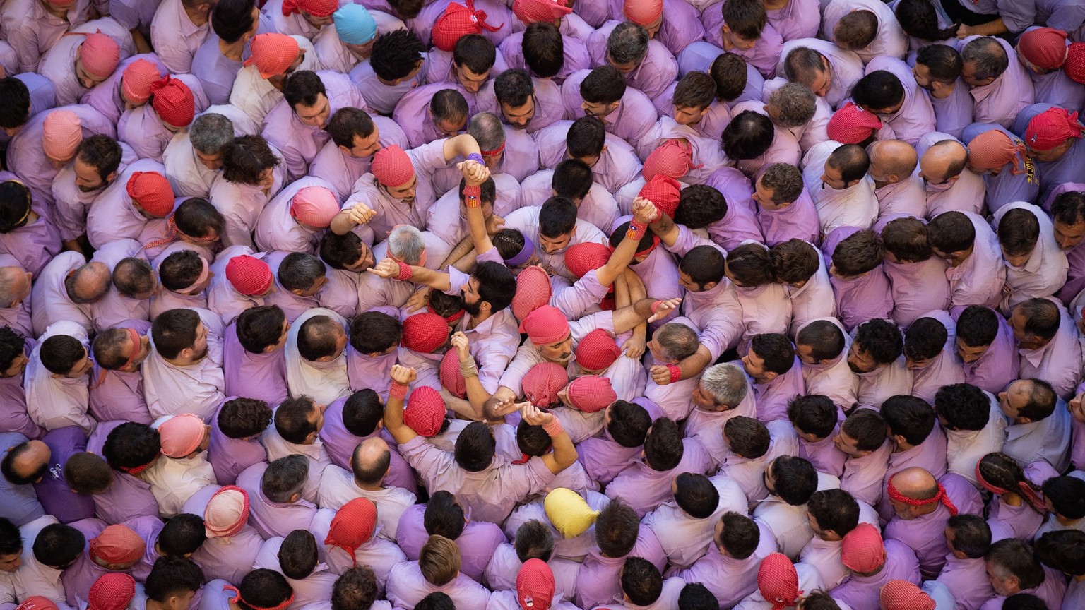 TARRAGONA, SPAIN - OCTOBER 02: (EDITORIAL USE ONLY) Members of the colla &#039;Jove de Tarragona&#039; build a human tower during the 28th Tarragona Competition on October 2, 2022 in Tarragona, Spain. ...