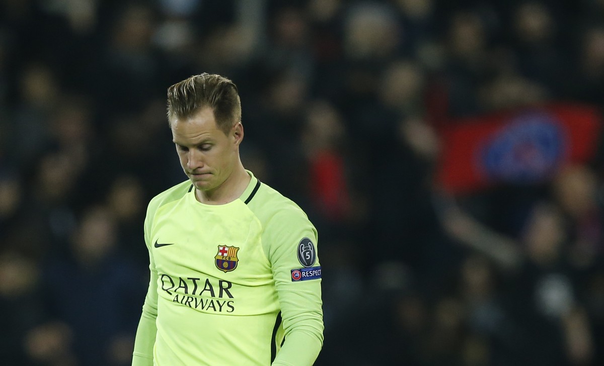 Football Soccer - Paris St Germain v Barcelona - UEFA Champions League Round of 16 First Leg - Parc Des Princes, Paris, France - 14/2/17 Barcelona's Marc-Andre ter Stegen looks dejected after Par ...
