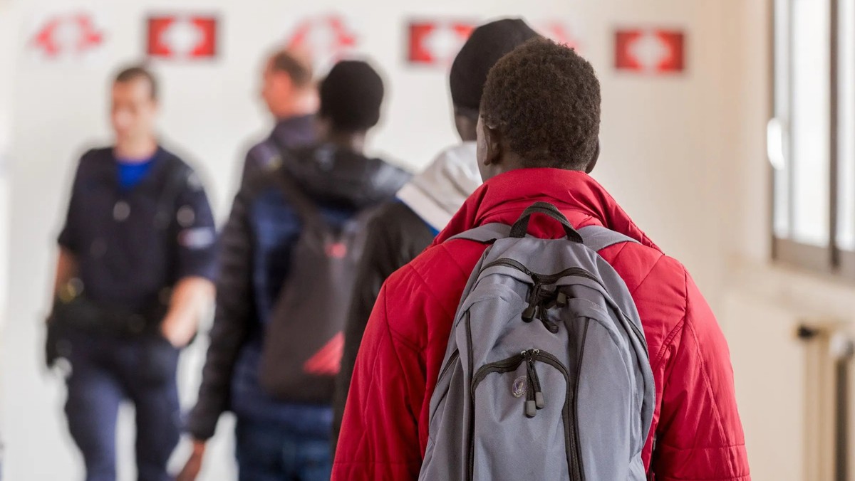 Flüchtling Fluechtling Gefluechteter Geflüchteter Chiasso Grenzkontrolle Zoll Bahnhof Fluechtlinge Flüchtlinge Geflüchtete Gefluechtete