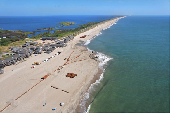 So sieht «Beach Nourishment» in der Praxis aus: Der Strand südlich von Rodanthe wird mit Hilfe von Sand um Dutzende von Metern vergrössert.